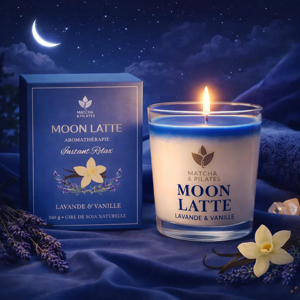 Bougie allumée Moon Latte lavande et vanille Matcha & Pilates avec emballage bleu, décor nuit étoilée