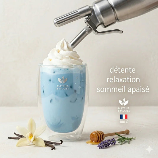 Boisson lactée bleue avec crème fouettée, vanille et lavande pour la détente et le sommeil.