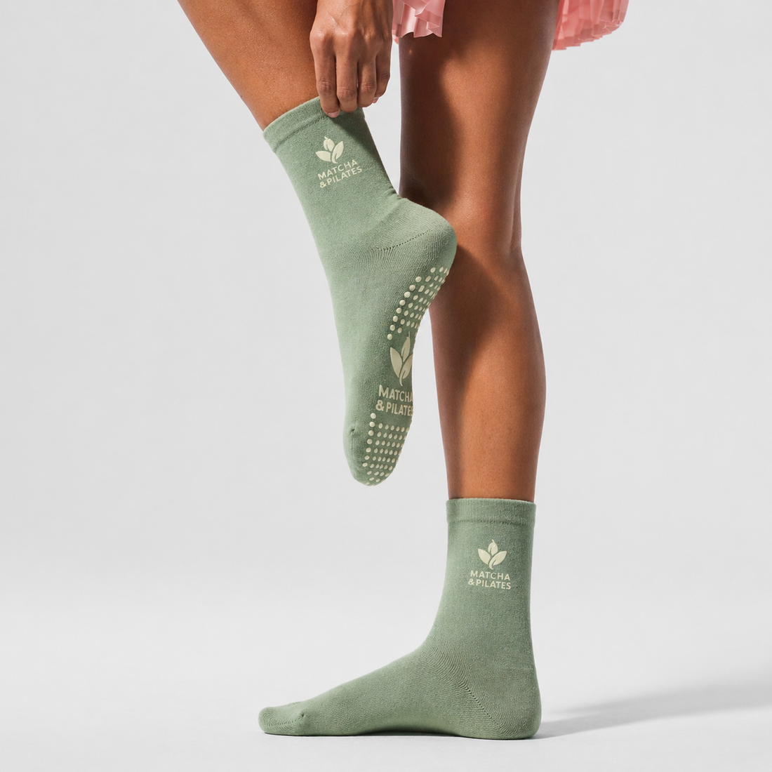 Chaussettes antidérapantes de pilates vert sauge avec logo Matcha & Pilates