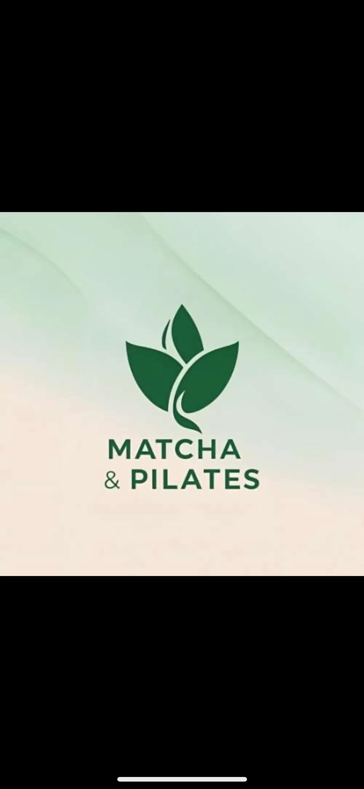 Logo vert feuilles avec texte Matcha & Pilates sur fond vert clair