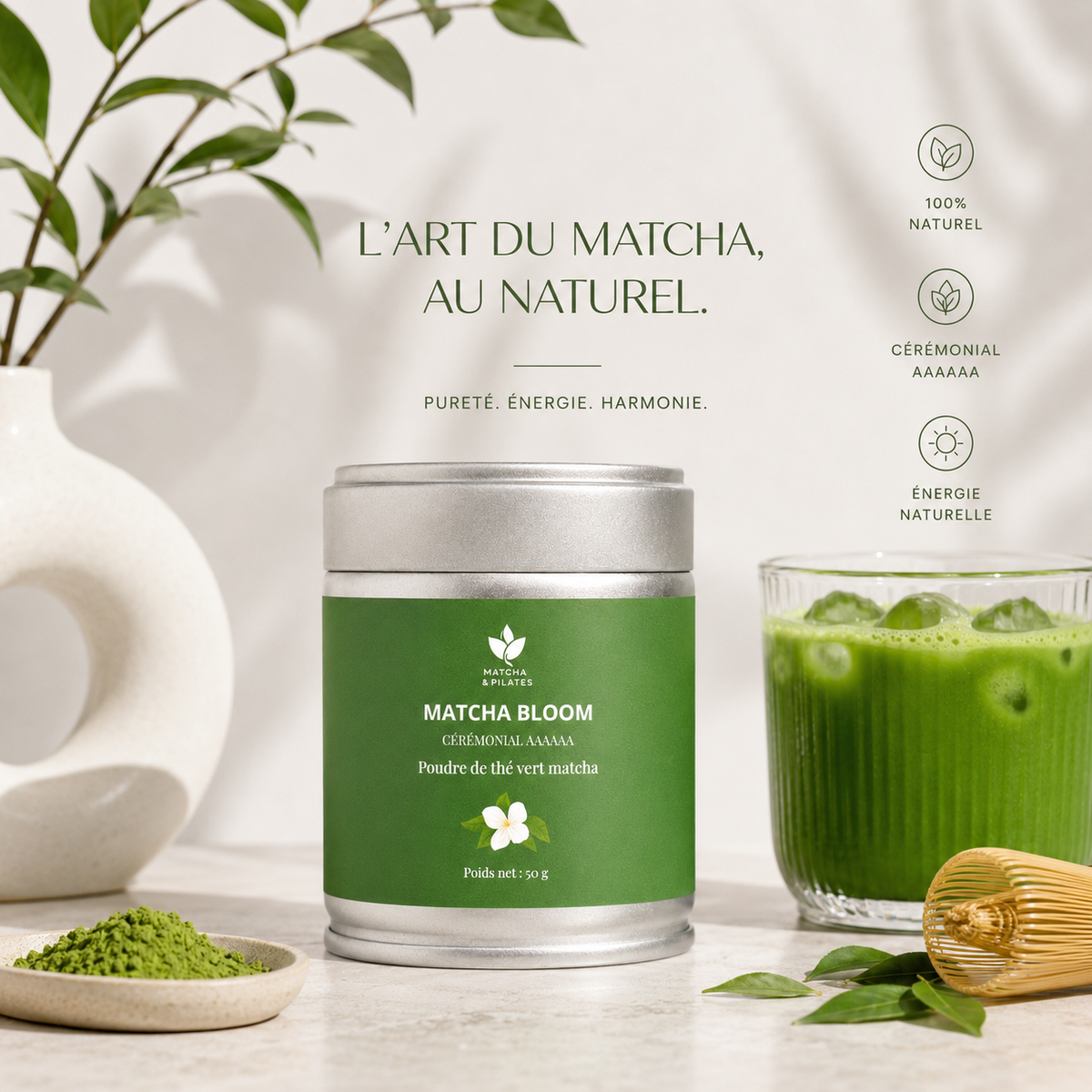 Boîte de thé matcha Bloom de qualité cérémoniale et verre de matcha glacé.