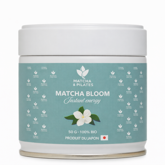 Boîte de matcha bio Matcha & Pilates Matcha Bloom, 50g, produit bien-être japonais.