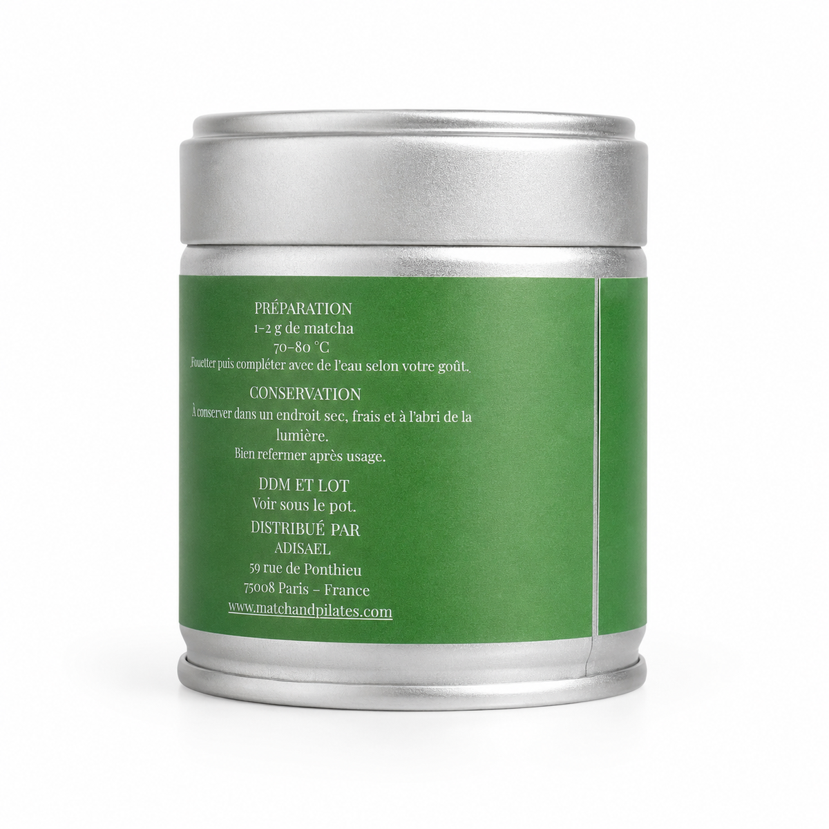 Boîte métallique de thé matcha avec étiquette verte et instructions de préparation.