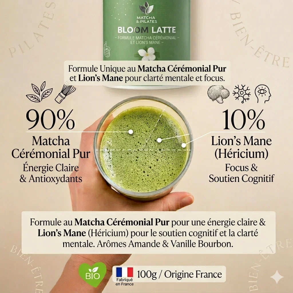 Main tenant une tasse de latte vert matcha bio, ingrédients Matcha Cérémonial Pur et Lion's Mane, bien-être, énergie, focus.