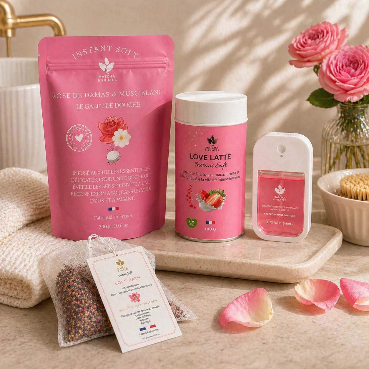 Ensemble de produits bien-être roses pour douche et bain, pétales de rose, ambiance détente.