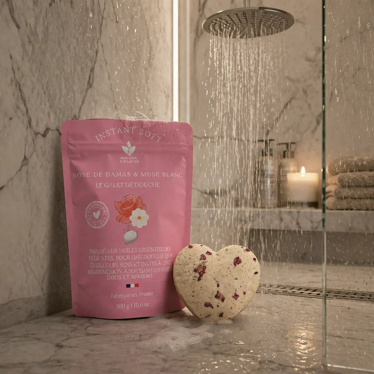 Galet de douche en forme de cœur avec fleurs, sachet rose, sous douche moderne, ambiance spa.