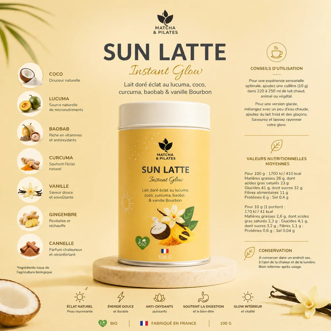 Boîte Sun Latte Instant Glow posée sur un socle, ingrédients naturels coco, lucuma, curcuma, baobab et vanille, ambiance bien-être.