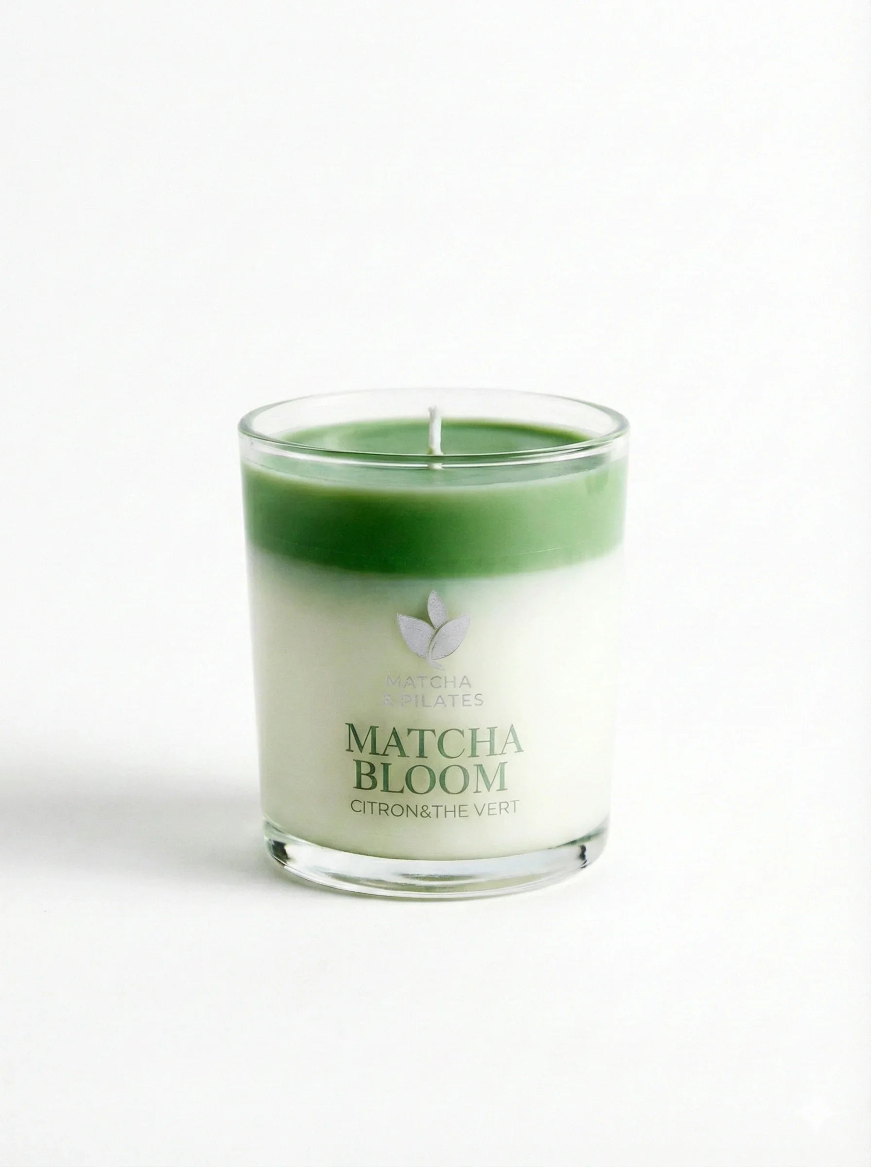 Bougie Matcha Bloom citron et thé vert bicolore vert et blanc sur fond clair, produit bien-être