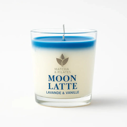 Bougie parfumée Moon Latte bleu et blanc, senteur lavande et vanille, marque Matcha & Pilates