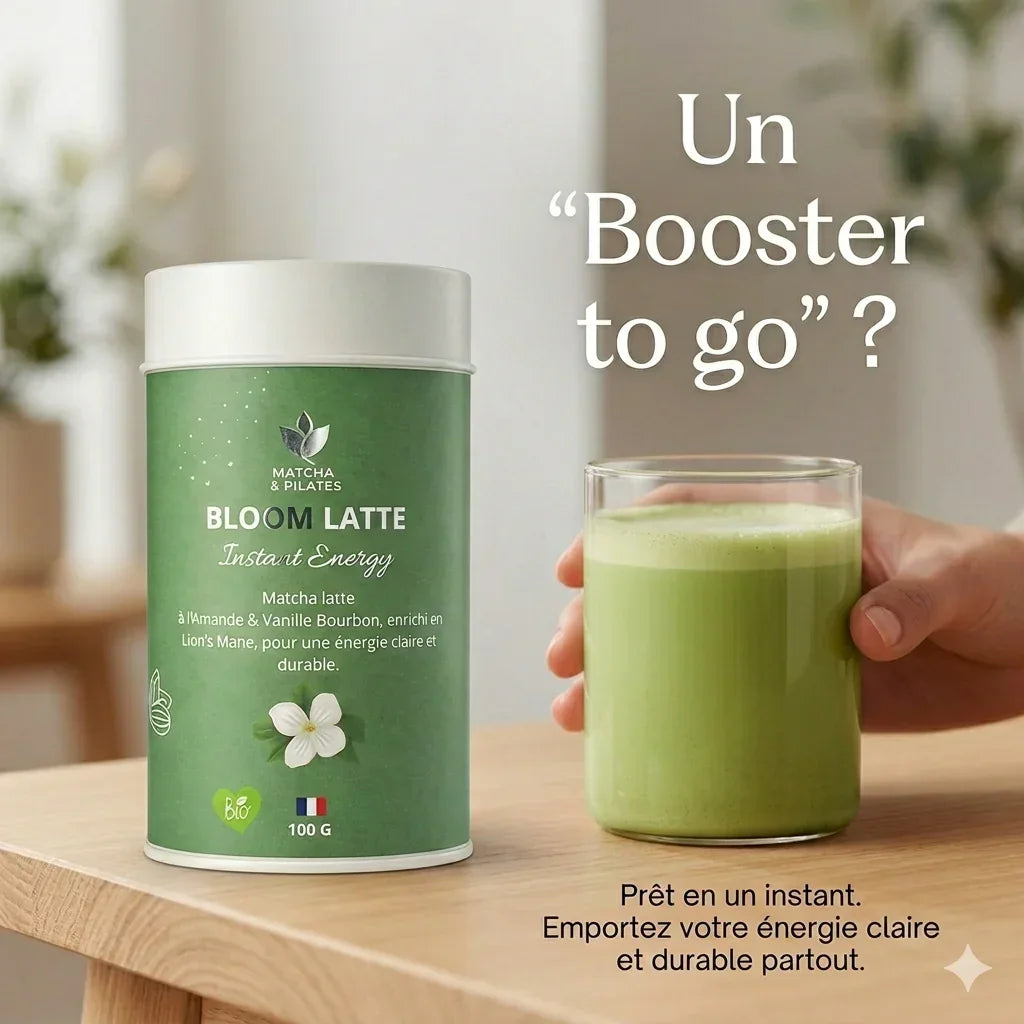 Boîte de Bloom Latte matcha latte instantané et verre de boisson verte sur table en bois.