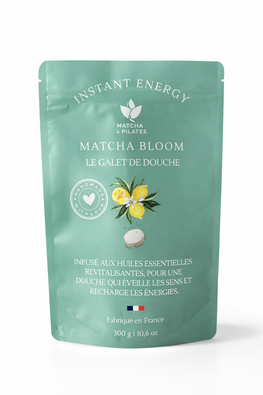 Sachet vert Matcha Bloom instant energy, galet de douche aux huiles essentielles, Matcha & Pilates.
