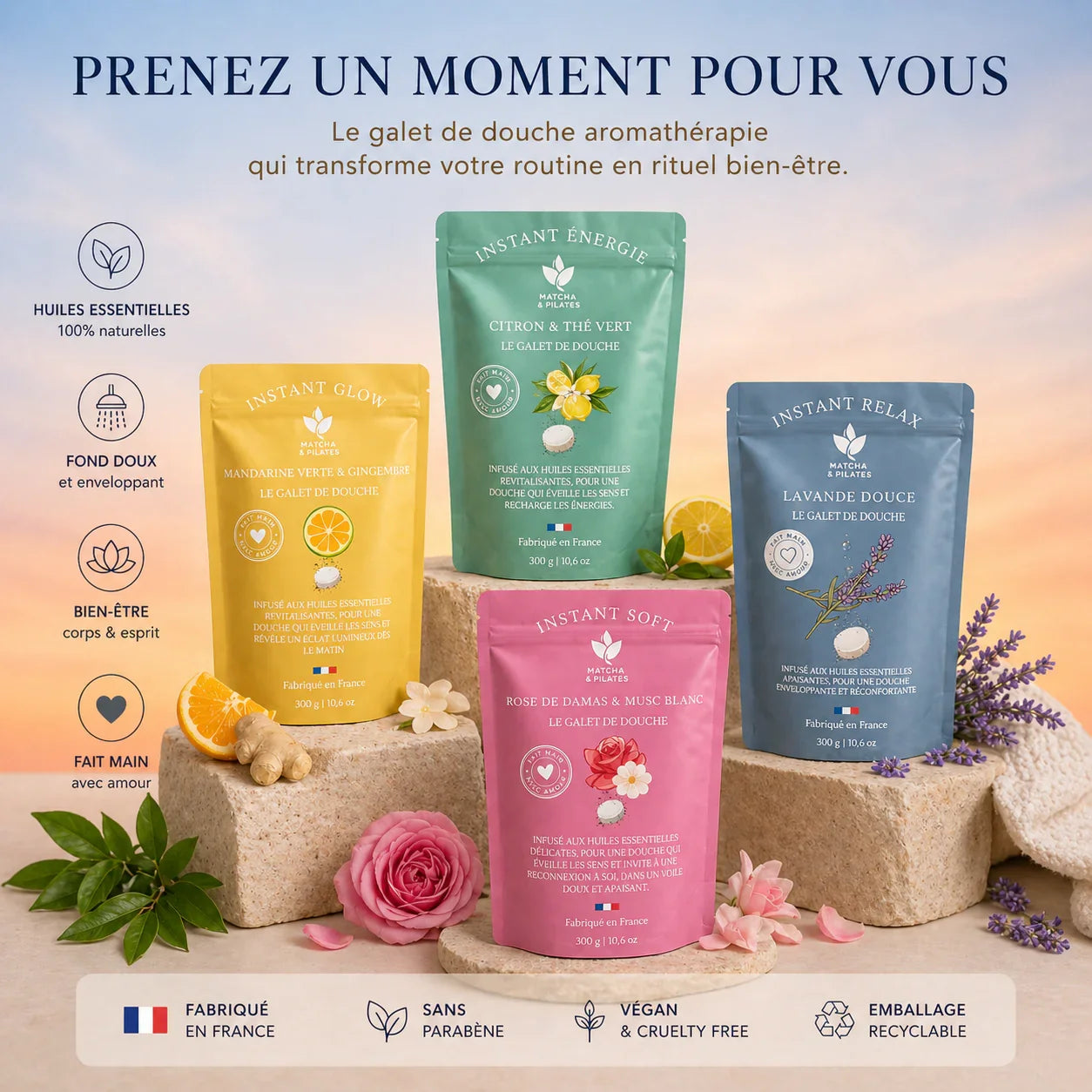 Pochettes de galets de douche aromathérapie aux huiles essentielles naturelles, parfum lavande, mandarine, citron vert et rose, exposées avec des ingrédients frais et fleurs, bien-être et routine relaxante.