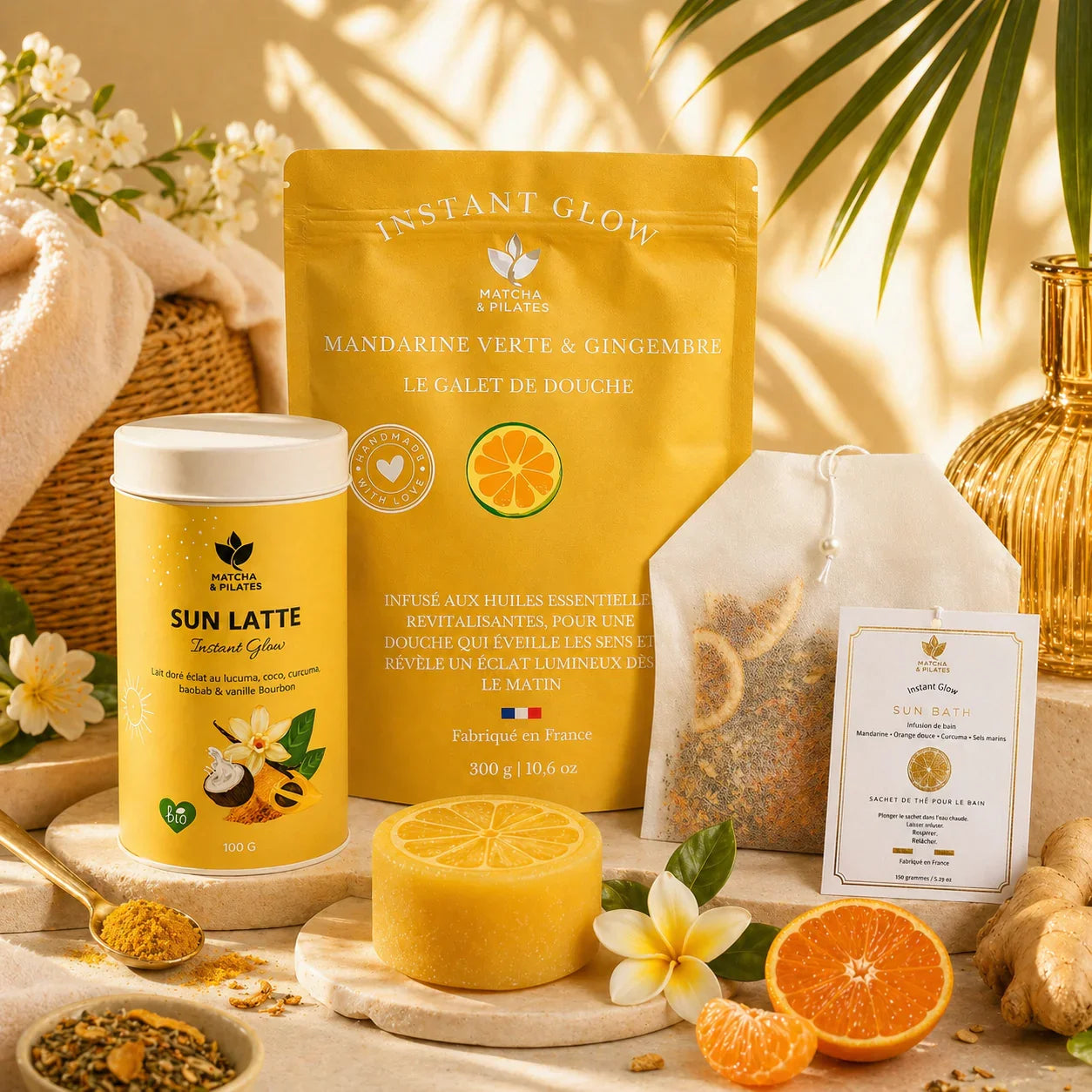 Produits bien-être Matcha & Pilates : Sun Latte, galet de douche mandarine-gingembre, sachet de thé, ambiance naturelle.