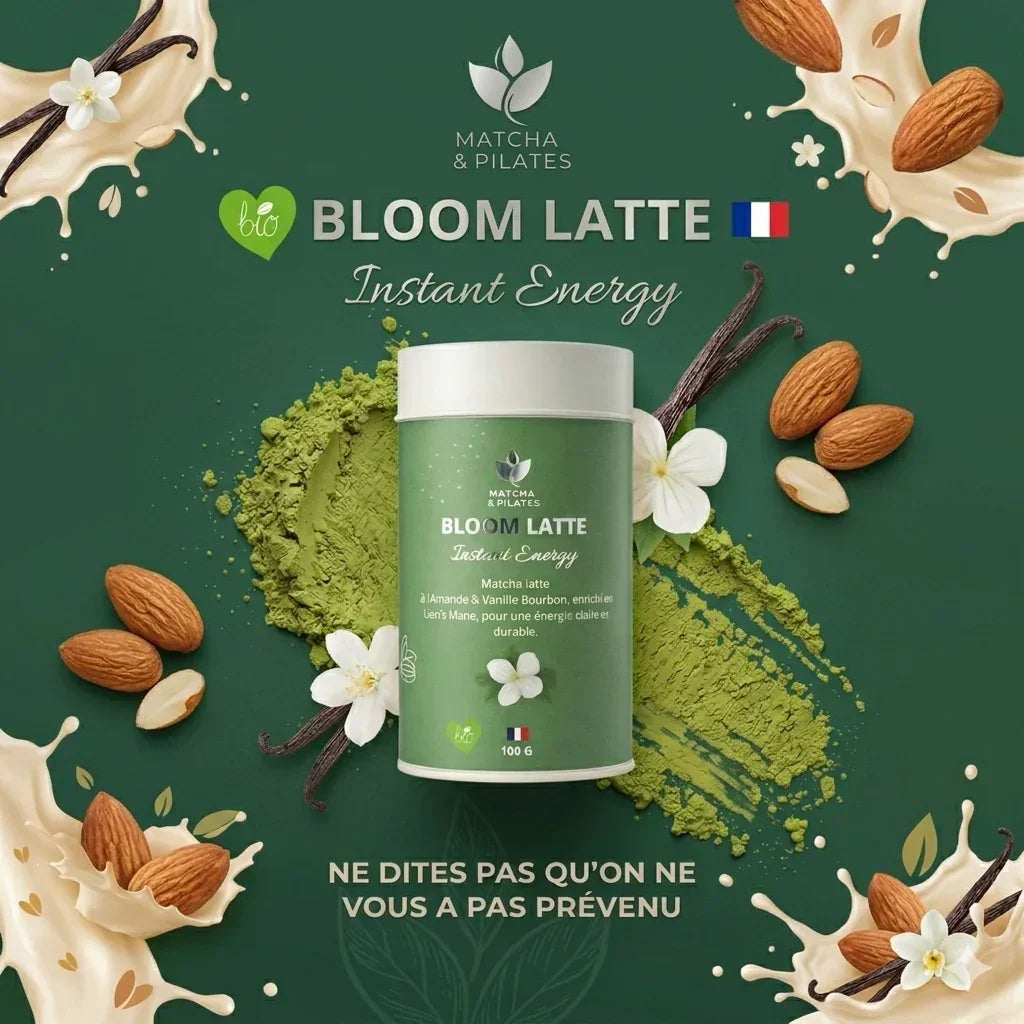 Bloom Latte matcha à l'amande et vanille, poudre verte, amandes et fleurs sur fond vert, produit bien-être.