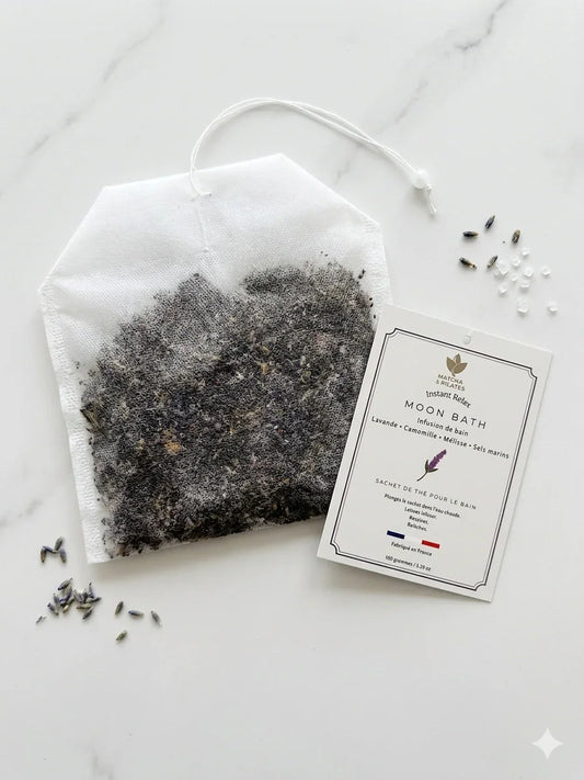 Sachet de bain bien-être aux plantes, lavande et sels marins sur fond blanc, étiquette visible
