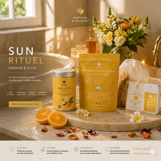 Rituel bien-être Sun Rituel avec latte, galet de douche et sachet bain, ingrédients naturels, agrumes, sur plan de salle de bain ensoleillé.