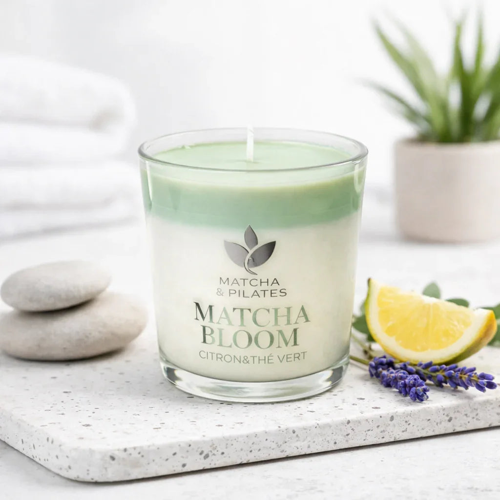 Bougie Matcha Bloom citron et thé vert dans verre, décor zen avec pierres, tranches de citron et fleurs de lavande