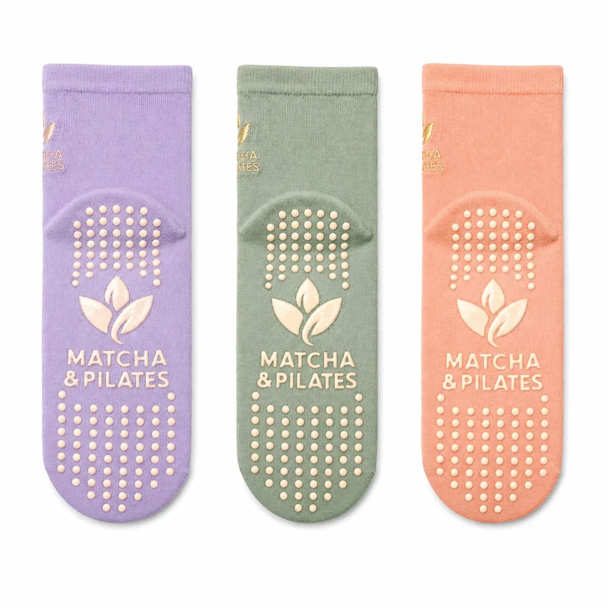 Chaussettes antidérapantes Pilates colorées, vert, lilas et corail, avec logo feuille.